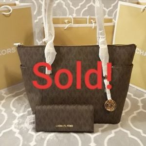 🚫 SOLD! 💖 MK Jet Set Travel Flap Tote SET